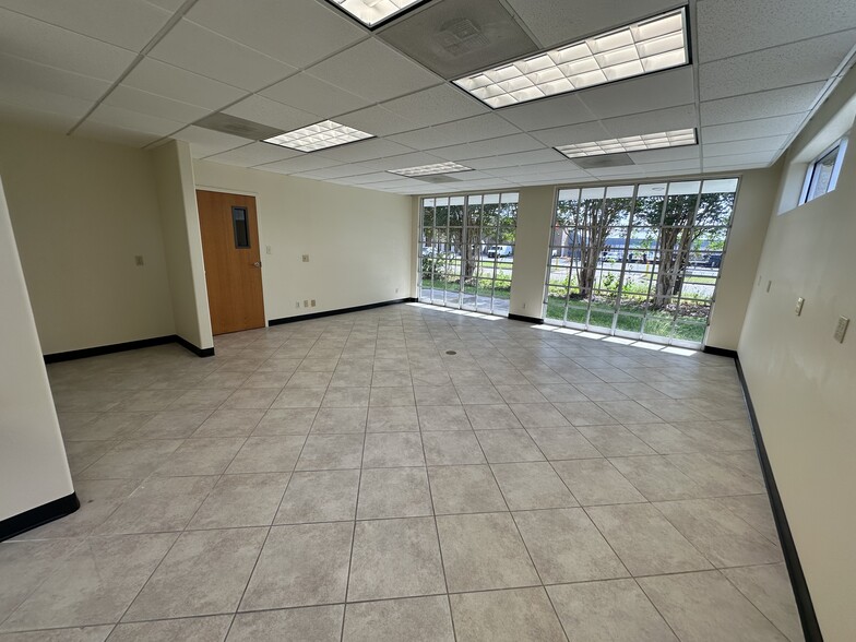 6880 Wynnwood Dr, Houston, TX for lease - Building Photo - Image 3 of 5