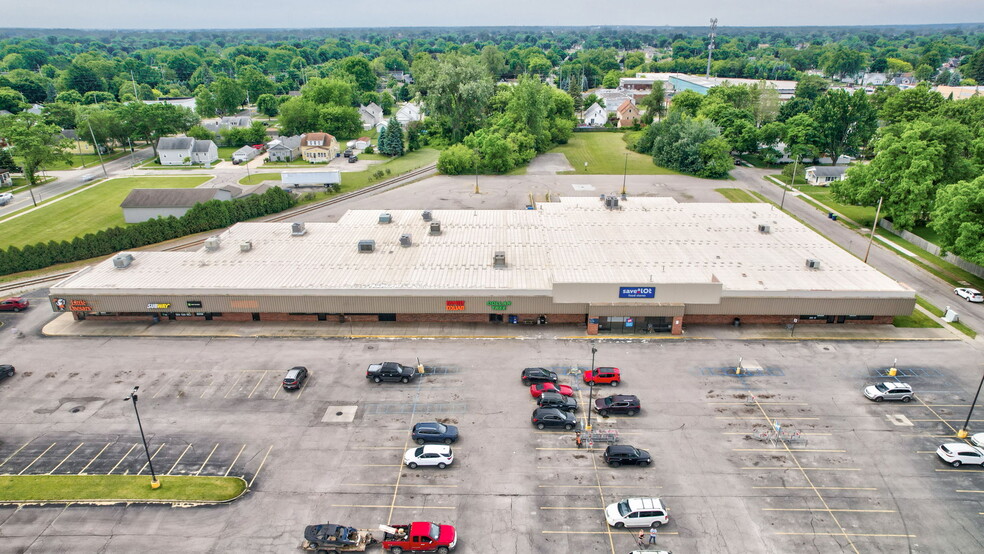 900-1000 Lafayette Ave, Bay City, MI for lease - Building Photo - Image 1 of 34