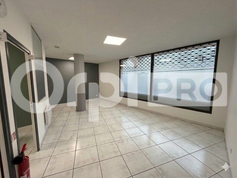 Retail in Montlhéry for sale - Interior Photo - Image 1 of 6