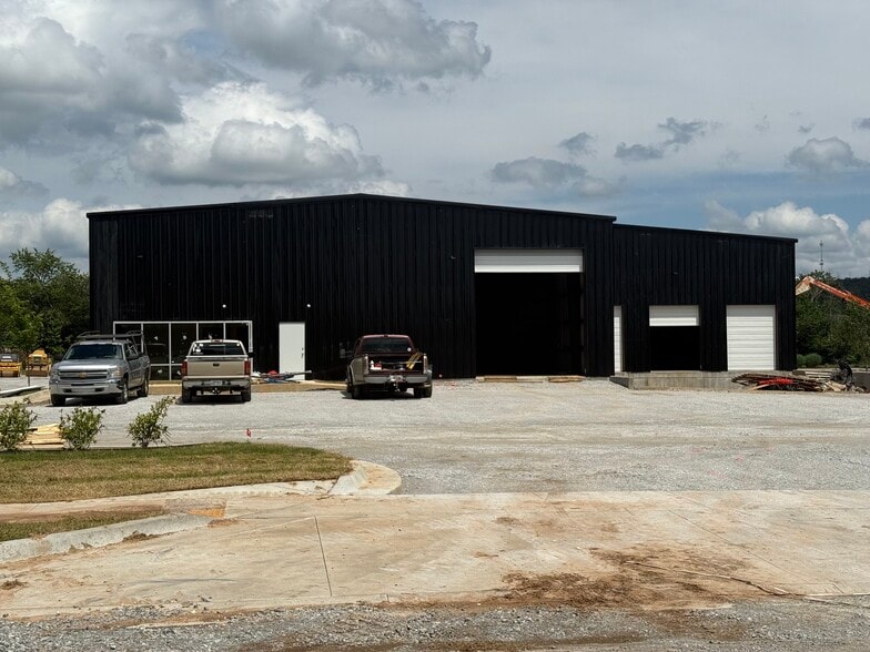 595 Kawneer dr, Springdale, AR for lease - Building Photo - Image 3 of 18