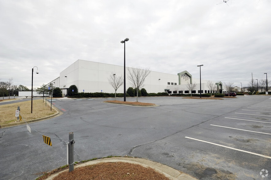 2750 Barrett Lakes Blvd, Kennesaw, GA for sale - Primary Photo - Image 1 of 1