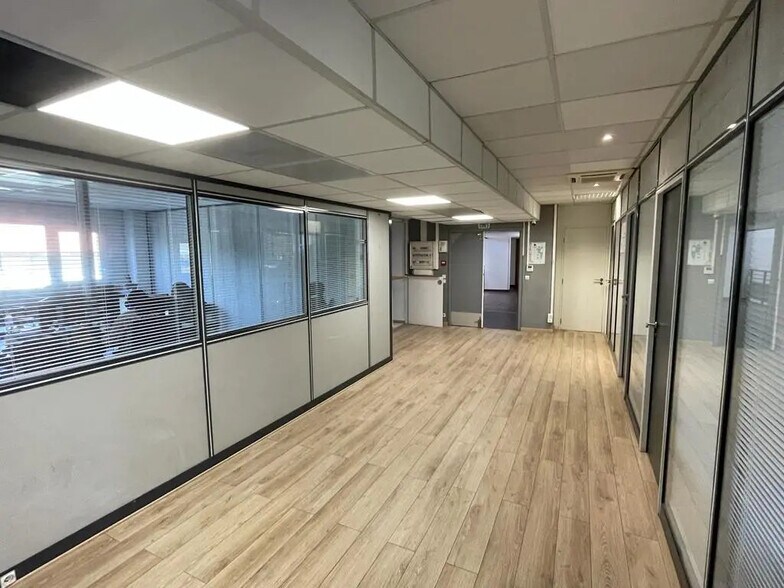 Office in Marseille for lease - Interior Photo - Image 3 of 6