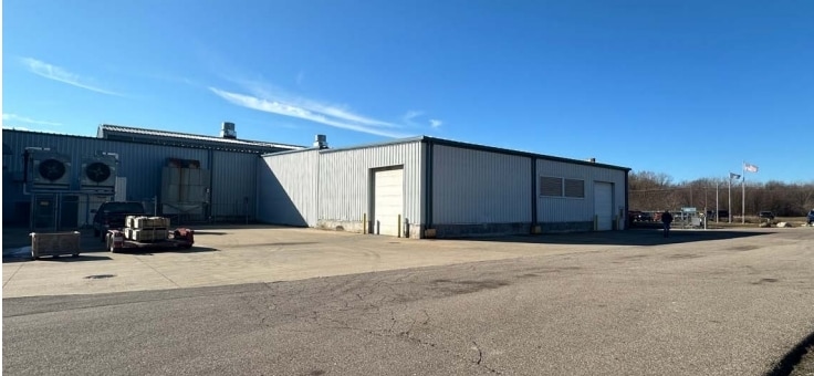 1042 N Crystal Ave, Benton Harbor, MI for lease - Primary Photo - Image 1 of 7