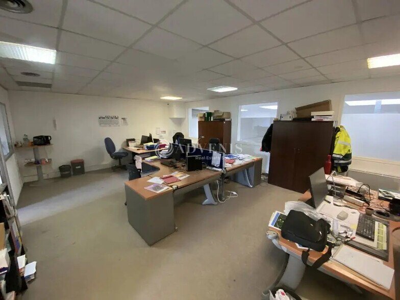 Flex in Voisins-le-Bretonneux for lease - Interior Photo - Image 2 of 5