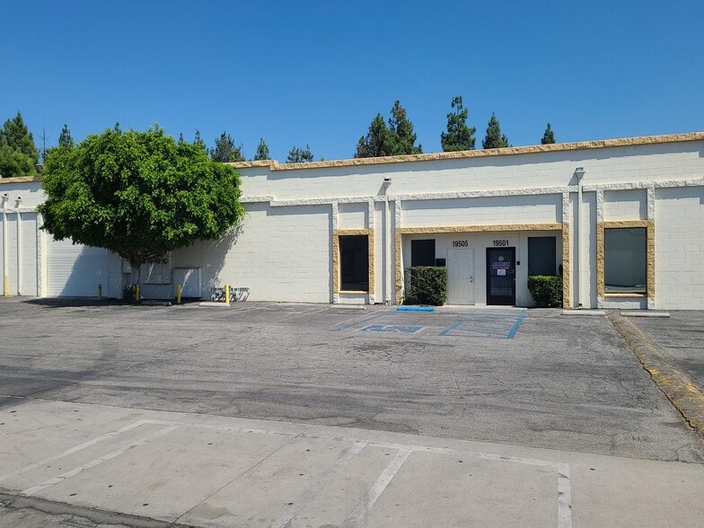 19505 Business Center Dr, Northridge, CA for lease - Building Photo - Image 1 of 8