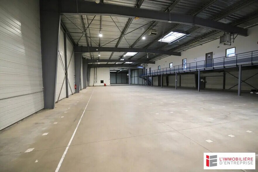 Flex in Domloup for lease - Interior Photo - Image 2 of 3