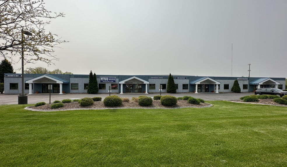 2976-2990 Voyager Dr, Green Bay, WI for lease - Building Photo - Image 1 of 2