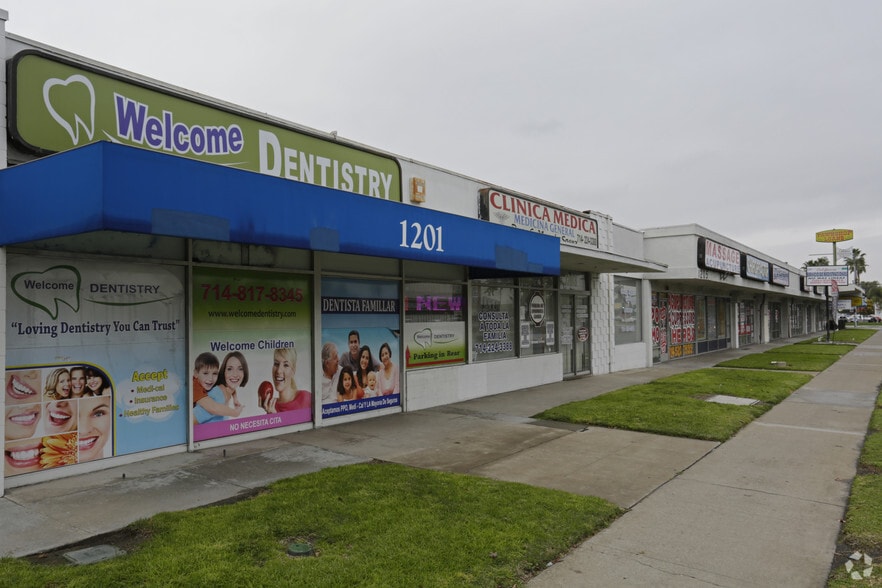 10-unit Single-Story Near Old Pasadena portfolio of 2 properties for sale on LoopNet.com - Primary Photo - Image 2 of 4