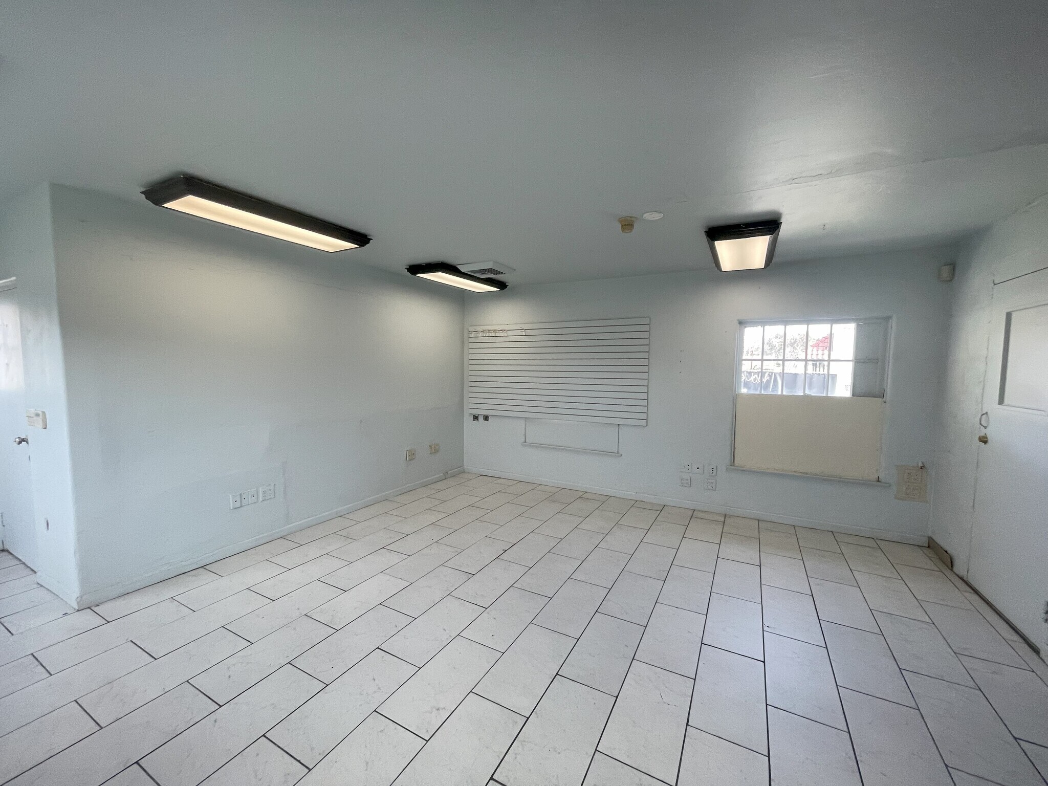 16899 Lakeshore Dr, Lake Elsinore, CA for lease Interior Photo- Image 1 of 6
