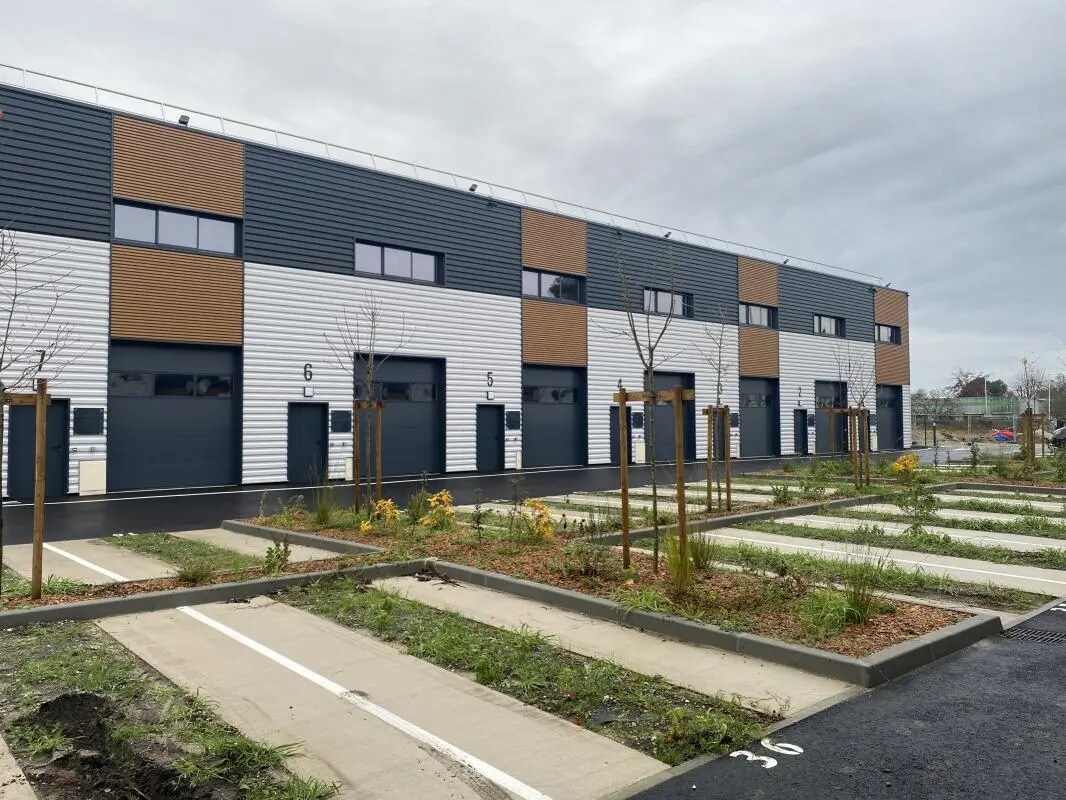 Flex in Gradignan for lease Building Photo- Image 1 of 16