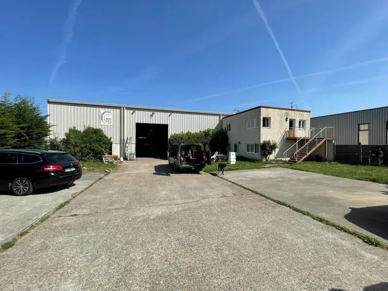 Flex in Bouafle for lease Building Photo- Image 1 of 5