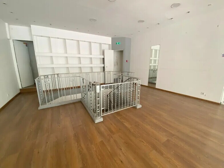 Retail in Paris for lease - Interior Photo - Image 3 of 4