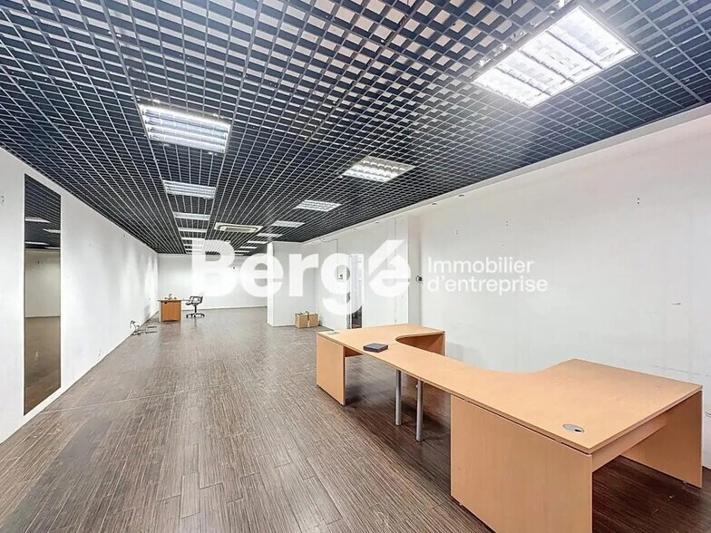 Retail in Le Cannet for lease - Building Photo - Image 1 of 7