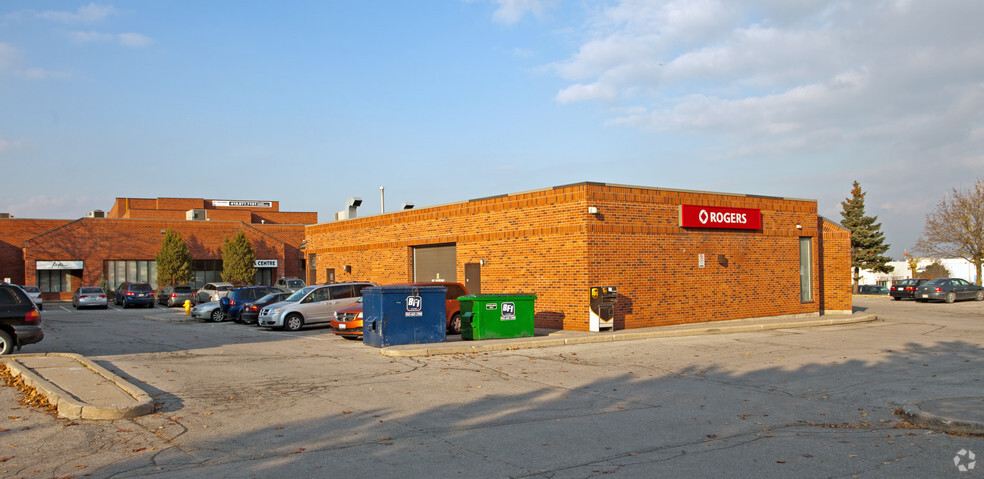 10 W Pearce St, Richmond Hill, ON for lease - Building Photo - Image 3 of 5