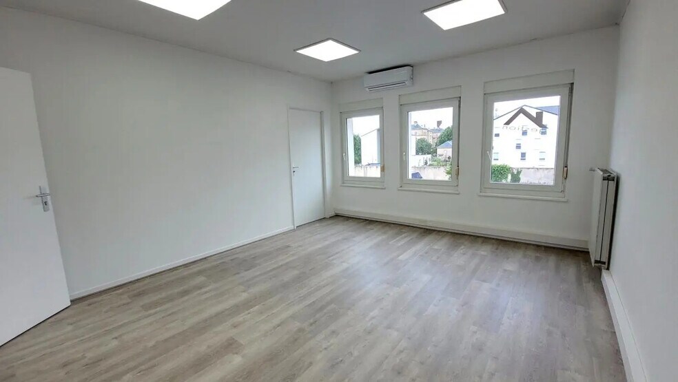 Retail in Le Ban-Saint-Martin for lease - Interior Photo - Image 1 of 6