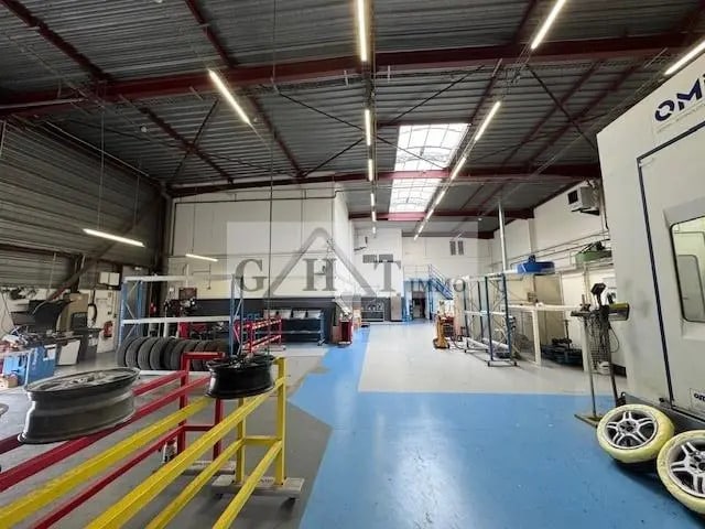 Industrial in Neuilly-Plaisance for lease - Building Photo - Image 1 of 7