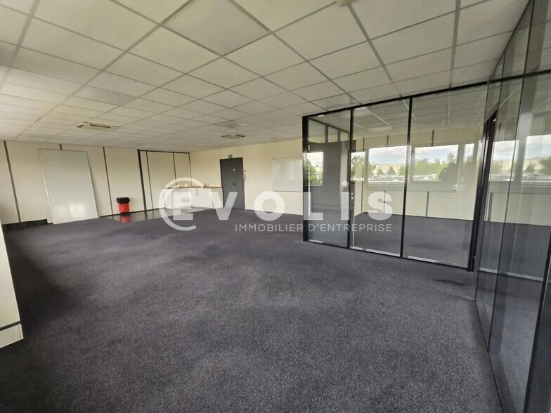 Office in Villebon-sur-Yvette for lease - Interior Photo - Image 3 of 8