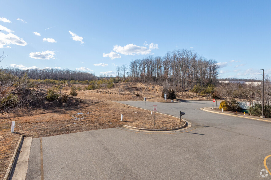 2031 International Pky, Fredericksburg, VA for lease - Primary Photo - Image 1 of 2