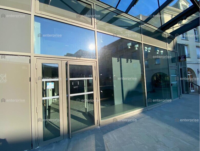Retail in Compiègne for lease - Building Photo - Image 2 of 4