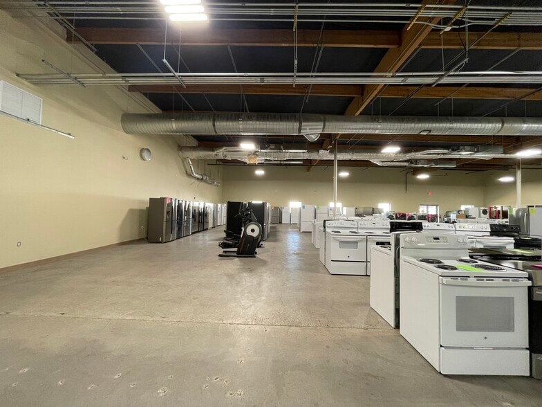 4825 Commercial St SE, Salem, OR for lease - Building Photo - Image 2 of 14