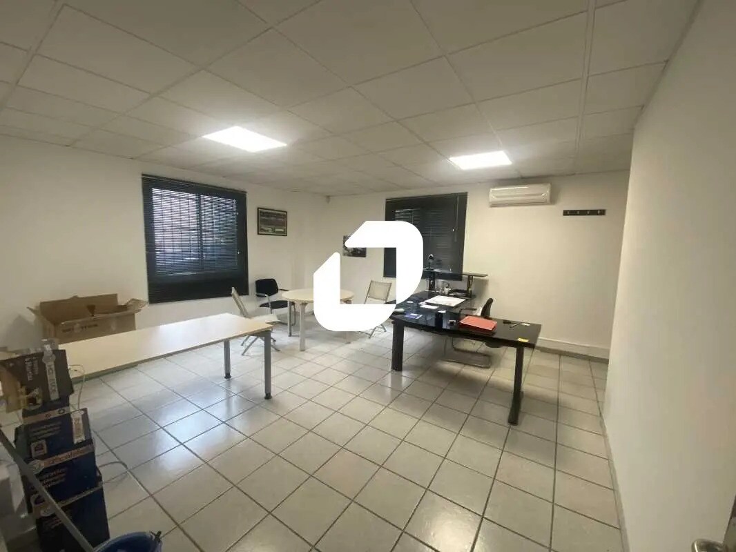 Flex in Saint-Médard-en-Jalles for lease Building Photo- Image 1 of 7