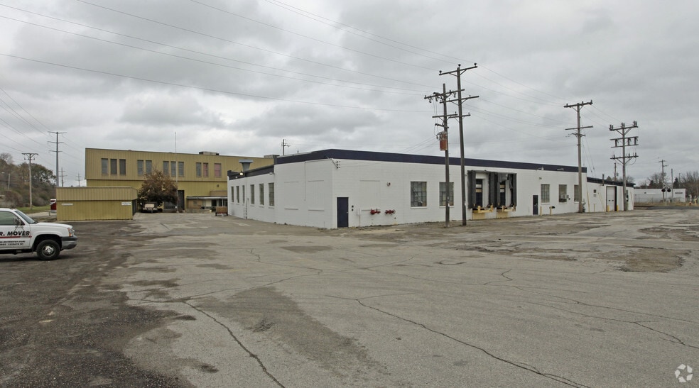 740 W Oakland Ave, Port Washington, WI for lease - Primary Photo - Image 1 of 7