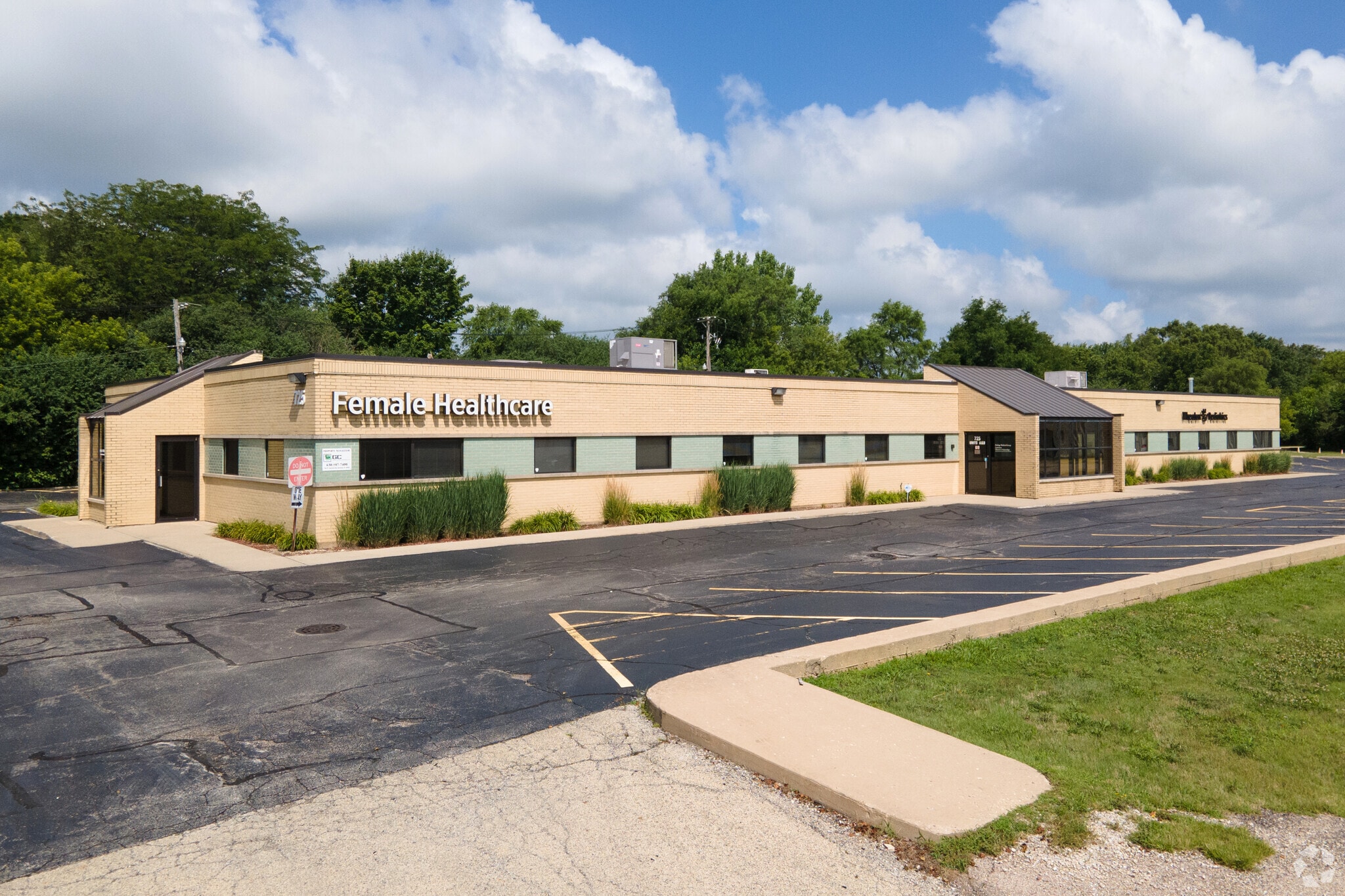 725 W Fabyan Pky, Batavia, IL for lease Primary Photo- Image 1 of 30