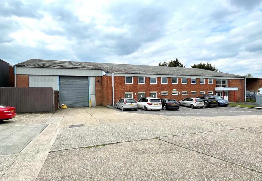 6 Bridgewater Close, Reading for sale - Primary Photo - Image 1 of 1