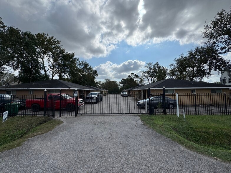 40-Unit Duplex Portfolio Houston TX portfolio of 4 properties for sale on LoopNet.com - Building Photo - Image 3 of 13