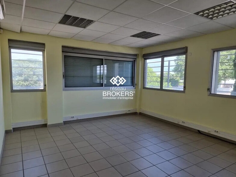 Office in Lunel for lease - Interior Photo - Image 2 of 6