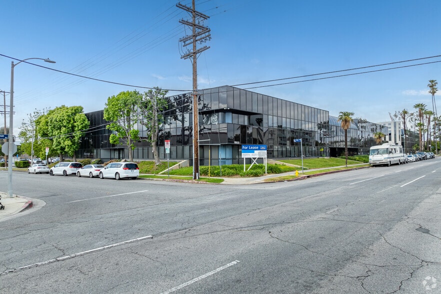 16600 Sherman Way, Van Nuys, CA for lease - Building Photo - Image 1 of 15