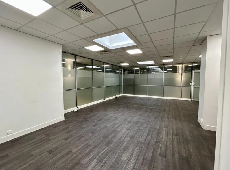 Office in Paris for lease - Building Photo - Image 2 of 6