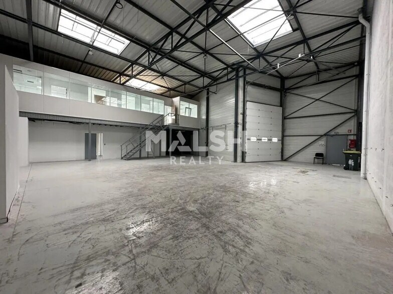 Office in Saint-Priest for lease - Interior Photo - Image 2 of 9