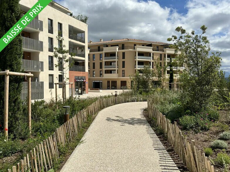 Retail in Aix-en-Provence for lease - Building Photo - Image 1 of 6