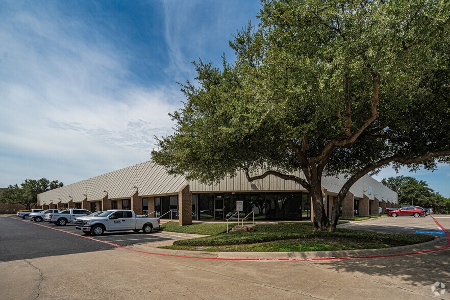 1321 Valwood Pky, Carrollton, TX for lease - Building Photo - Image 1 of 4