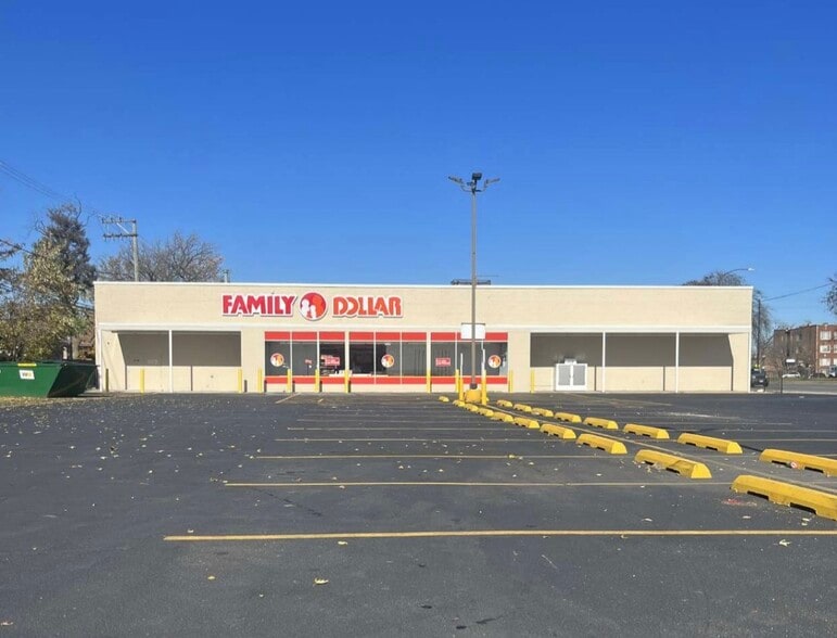 8240 S Stony Island Ave, Chicago, IL for lease - Building Photo - Image 2 of 7