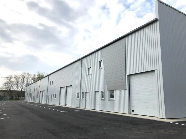 Flex in Lespinasse for lease - Building Photo - Image 1 of 11