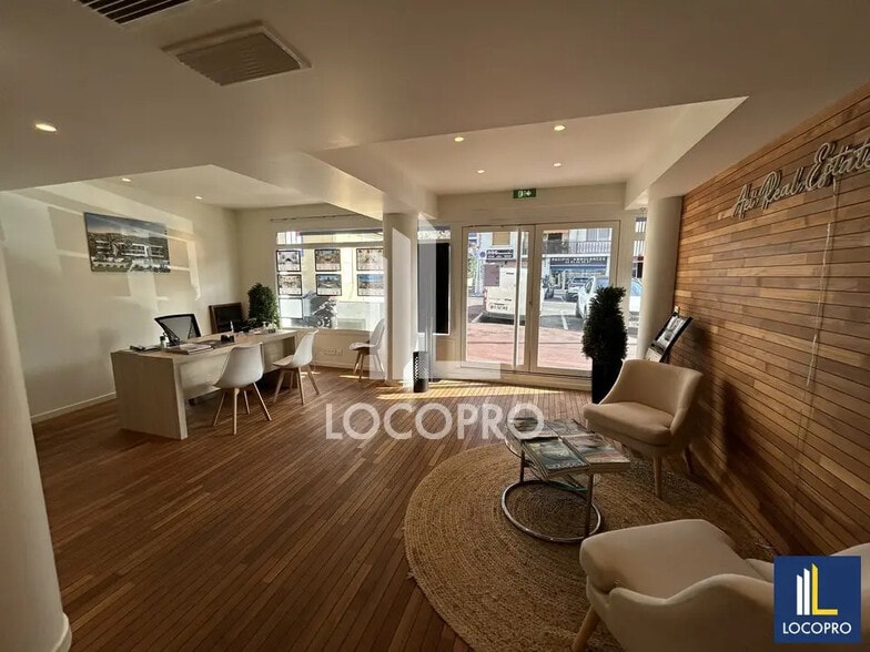 Retail in Le Cannet for lease - Interior Photo - Image 2 of 6