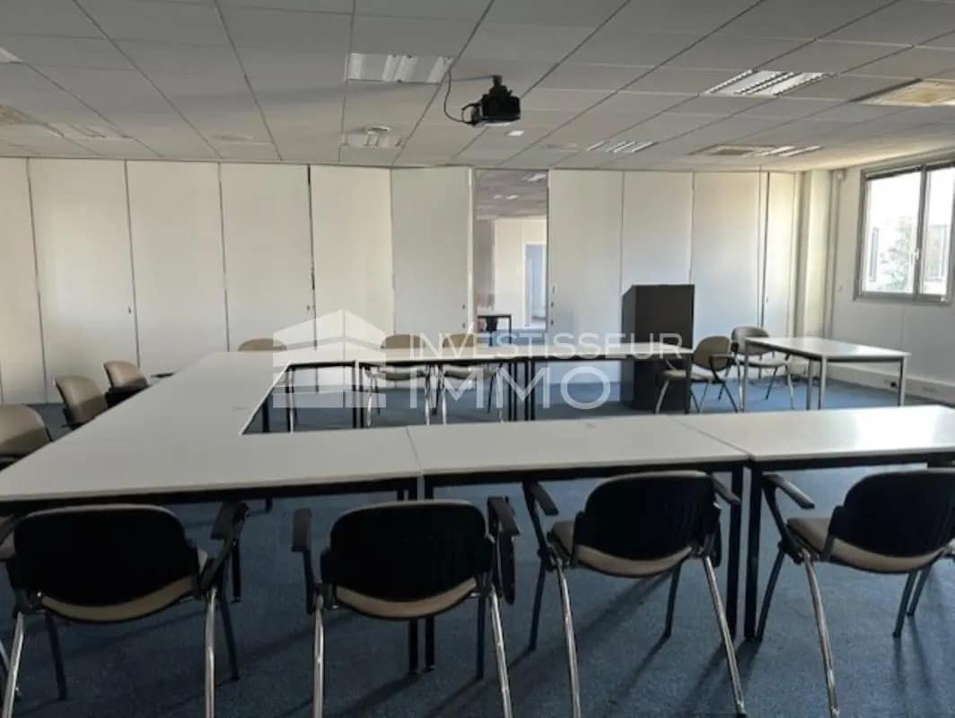 Flex in Nanterre for lease Building Photo- Image 1 of 18