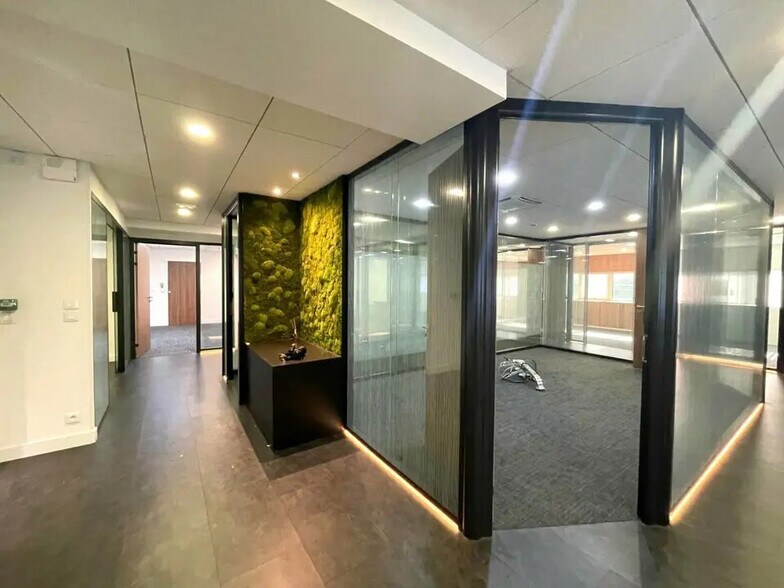 Office in Villeneuve-Loubet for lease - Interior Photo - Image 1 of 12