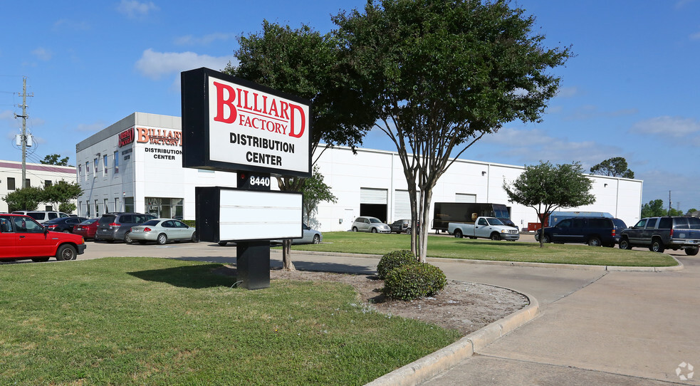 8440 N Sam Houston Pky W, Houston, TX for lease - Building Photo - Image 2 of 5