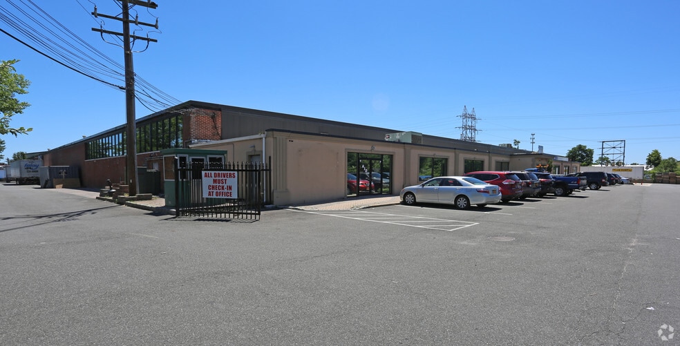 303 Winding Rd, Old Bethpage, NY for lease - Building Photo - Image 2 of 4