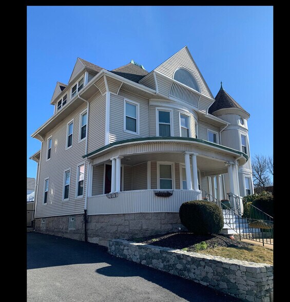 986 Plymouth Ave, Fall River, MA 02721