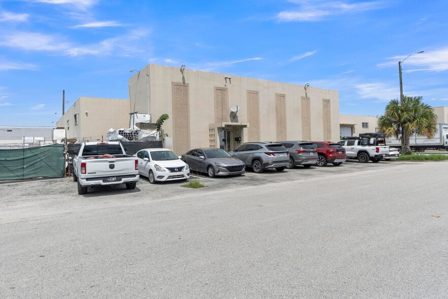 821-841 NW 57th Pl, Fort Lauderdale, FL for sale - Building Photo - Image 3 of 26