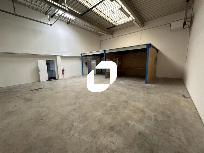 Flex in Moissy-Cramayel for lease - Interior Photo - Image 1 of 13