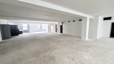 221-229 Rue Notre-Dame O, Montréal, QC for lease Interior Photo- Image 1 of 5