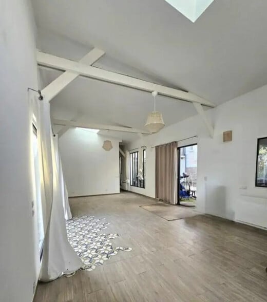 Office in Montreuil for lease - Building Photo - Image 1 of 6