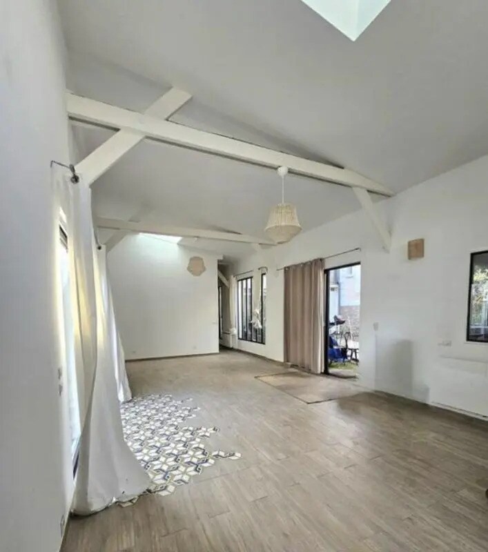 Office in Montreuil for lease Building Photo- Image 1 of 7