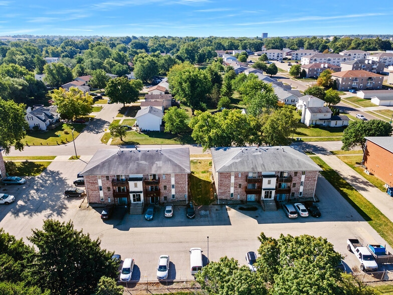 2004 Rainbow Ave, Bloomington, IL for sale - Building Photo - Image 1 of 6