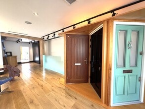 63 East Hl, London for lease Interior Photo- Image 2 of 4